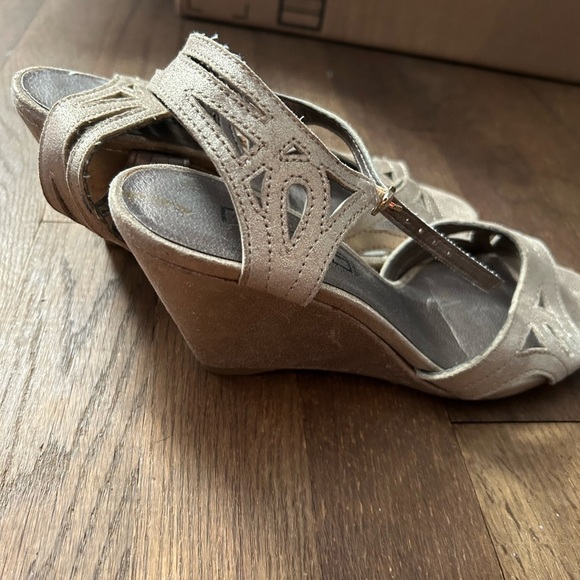 CLOSET CLOSING! LAST CHANCE NWOT Moda gold leather wedge sandals - Picture 3 of 4